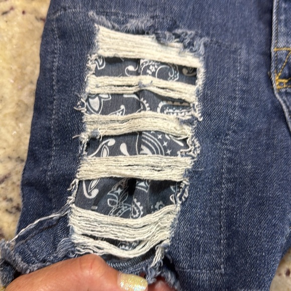 💋Rock & Republic Women’s Hula mid rise frayed medium wash jean shorts Size 4 - Picture 3 of 9